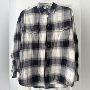 Old Navy Women’s Flannel Plaid Shirt in Black/White, Size M